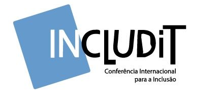 banner includit - quadrado azul ligeiramente inclinado para a esquerda com a frase includit Conferência Internacional para a Inclusão